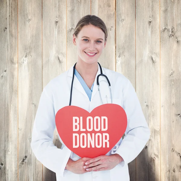 Medico in possesso di cartellino rosso — Foto Stock