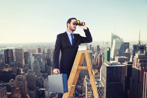 Zakenman op zoek op ladder — Stockfoto