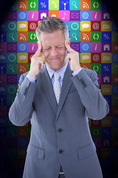 Homme d'affaires avec mal de tête contre le mur de l'application — Photo
