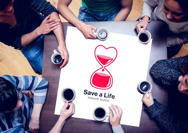 Pessoas sentadas à volta da mesa a beber café — Fotografia de Stock