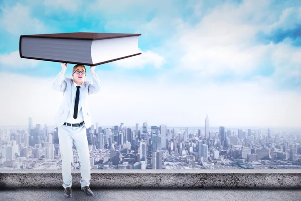 Hombre de negocios en traje sosteniendo libro — Foto de Stock