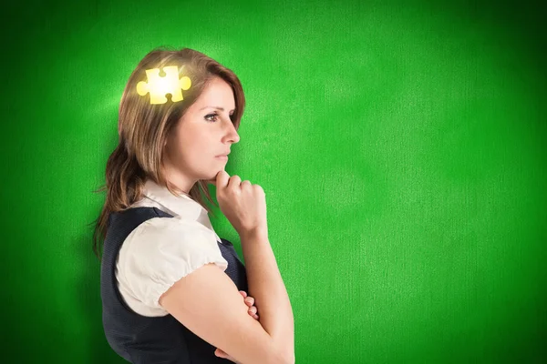 Denken zakenvrouw tegen groen — Stockfoto