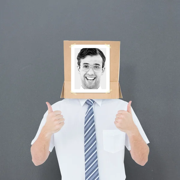 Affärsman med foto låda på huvudet — Stockfoto