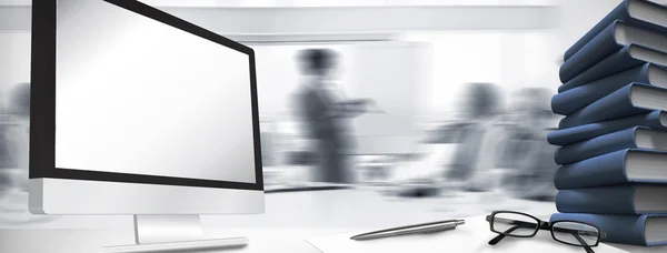 Számítógép képernyőjén üzletemberek ellen — Stock Fotó