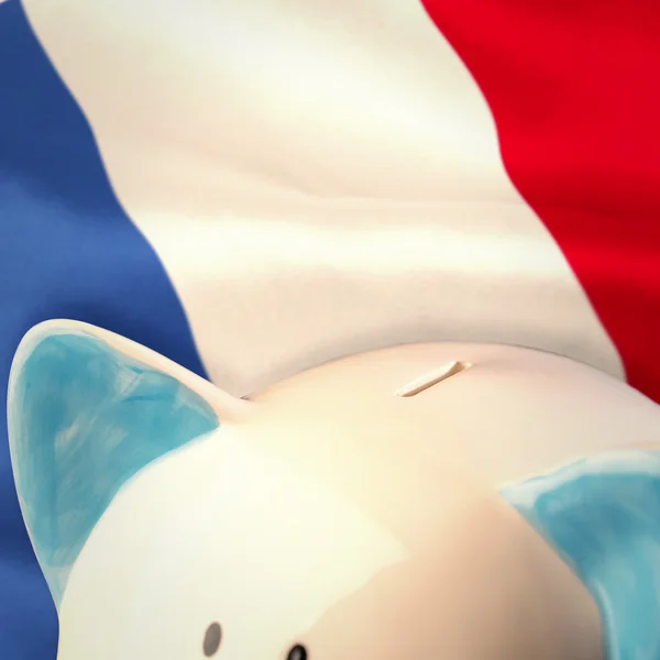 Piggy bank terhadap bendera nasional — Stok Foto