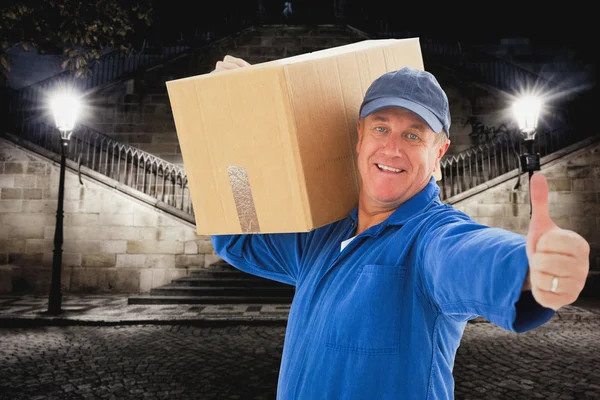 Entrega homem segurando caixa de papelão — Fotografia de Stock