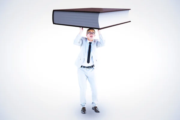 Hombre de negocios en traje sosteniendo libro — Foto de Stock