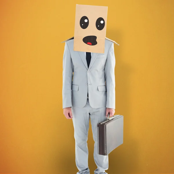 Uomo d'affari in piedi con scatola sulla testa — Foto Stock