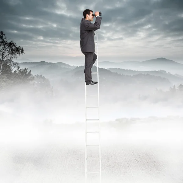 Zakenman permanent op ladder en het gebruik van verrekijkers — Stockfoto