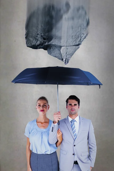 Geschäftsleute mit Regenschirm — Stockfoto