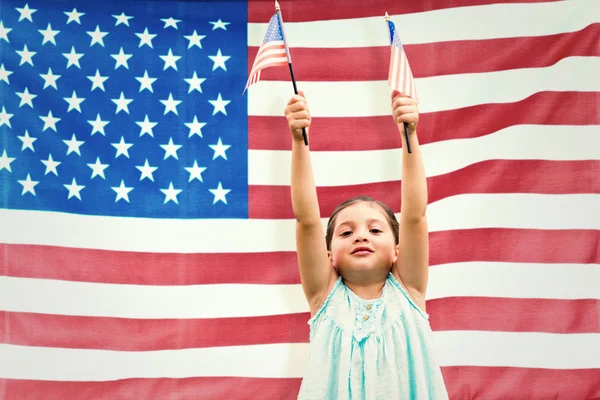 Девушка с американскими флагами — стоковое фото