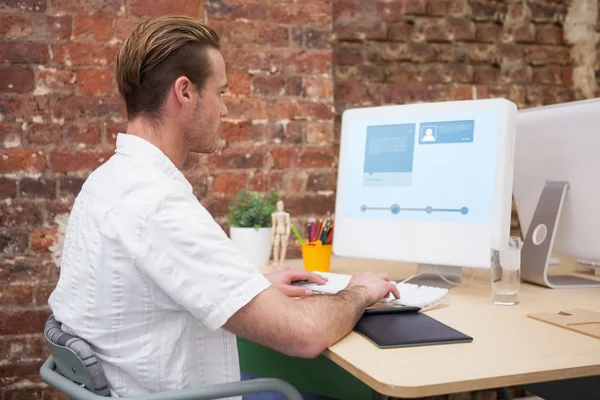 Werknemer typend op laptop — Stockfoto