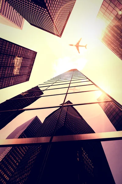 Létání letadlem a mrakodrapy — Stock fotografie