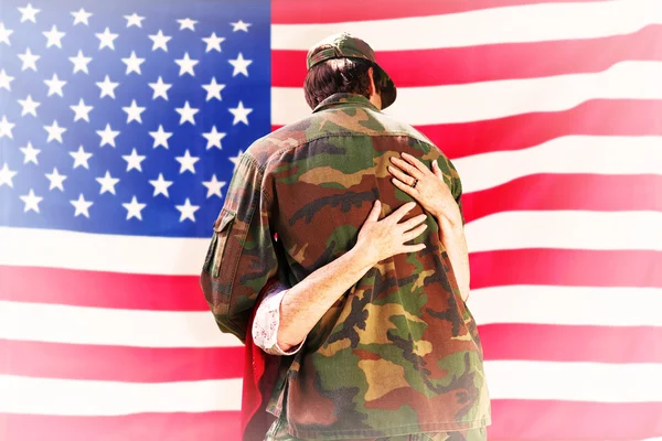 Soldat återförenas med mamma — Stockfoto
