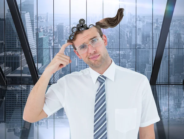 Zakenman met vinger op tempel — Stockfoto