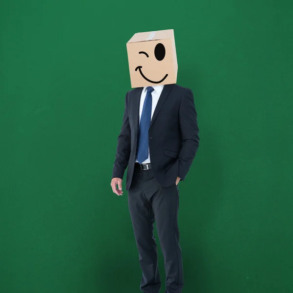 Бизнесмен стоит с коробкой на голове — стоковое фото