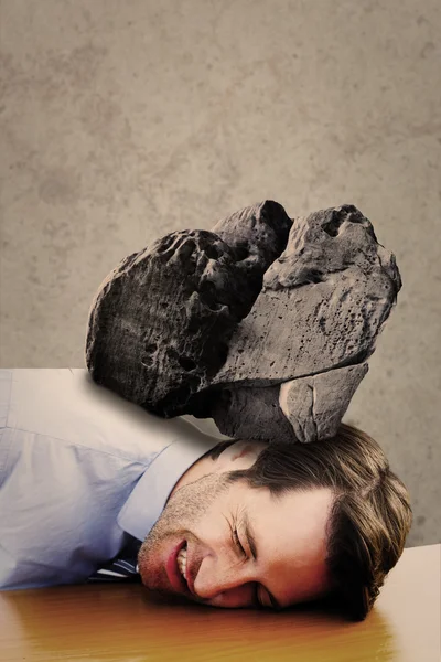 Hombre de negocios durmiendo con piedra en la cabeza — Foto de Stock