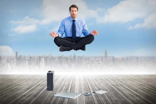 Empresário meditando em pose de lótus — Fotografia de Stock