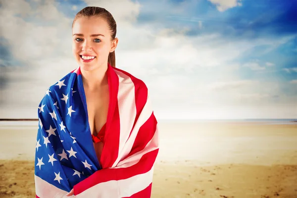 Девушка в бикини с американским флагом — стоковое фото