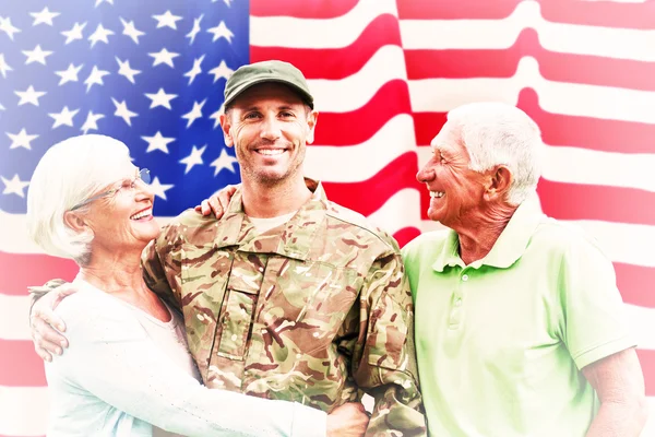 Soldier reunited with parents — Stock Photo, Image