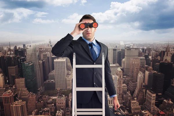 Hombre de negocios mirando en escalera — Foto de Stock