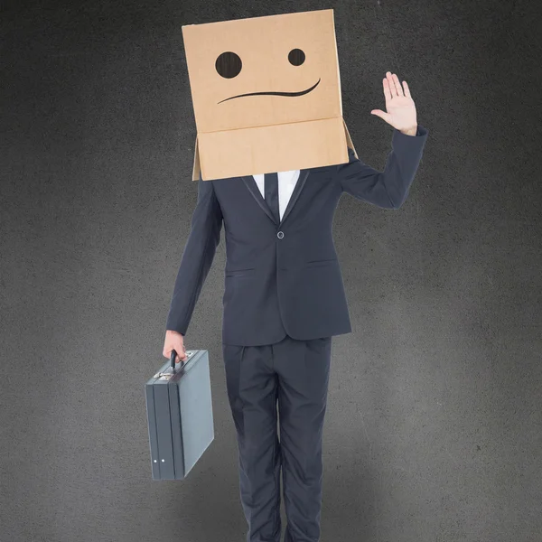 Anonymer Geschäftsmann steht mit Schachtel auf dem Kopf — Stockfoto