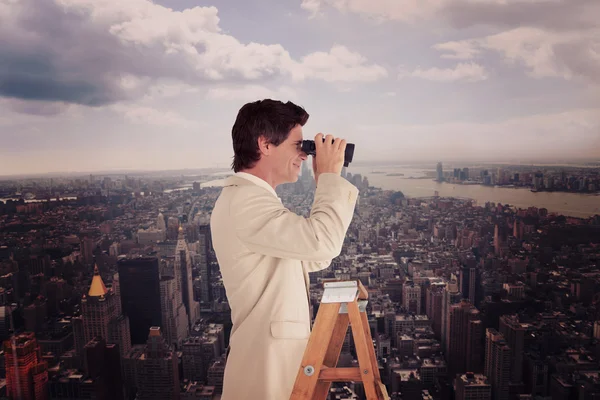 Zakenman op zoek op een ladder — Stockfoto