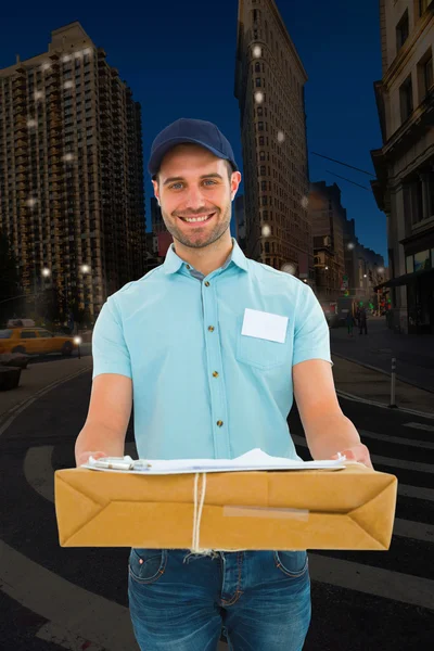 Correio homem transportando caixa de papelão — Fotografia de Stock