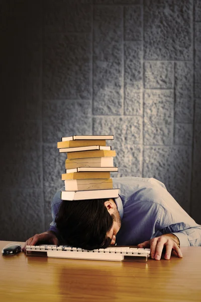 Homme d'affaires dormant sur son clavier — Photo