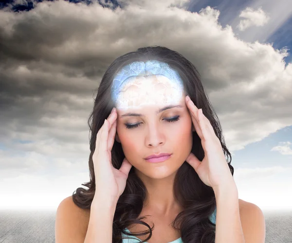 Brunetka žena s bolestí hlavy — Stock fotografie