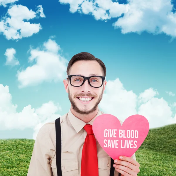 Hipster lächelt und hält Herzkarte in der Hand — Stockfoto