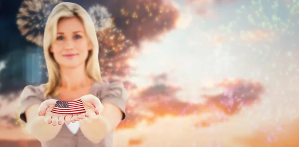 女人拿着美国国旗 — 图库照片