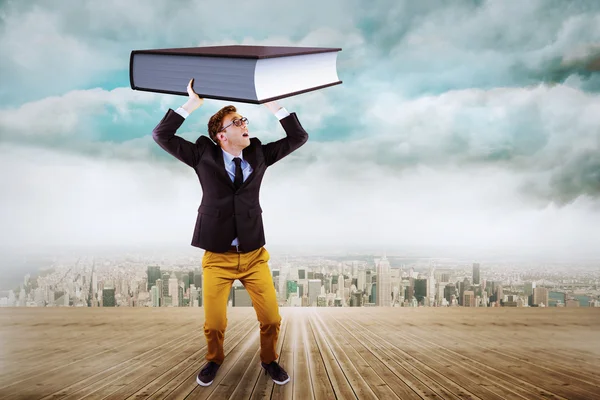 Businessman holding livre — Photo