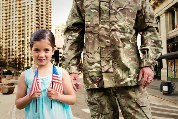 Soldat réuni avec sa fille — Photo