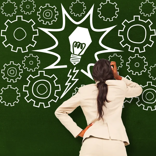 Denken zakenvrouw tegen groen — Stockfoto