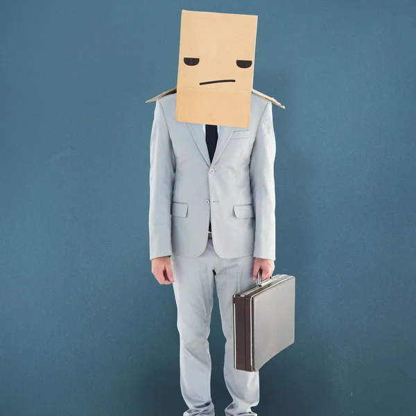 Бизнесмен стоит с коробкой на голове — стоковое фото