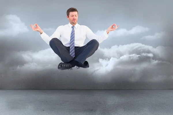 Uomo d'affari meditando in posa loto — Foto Stock