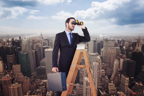 Hombre de negocios mirando en escalera — Foto de Stock