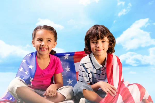 Дети с американским флагом — стоковое фото