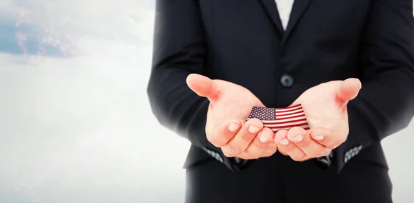 Uomo d'affari che detiene bandiera nazionale USA — Foto Stock