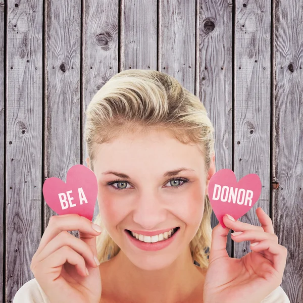 Mujer sosteniendo pequeños corazones —  Fotos de Stock