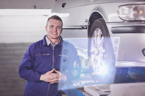 Mechanic next to a car — Stock Photo, Image