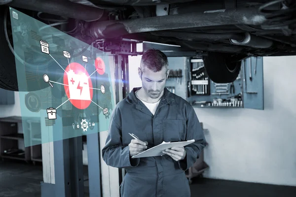 Mechanic schrijven op een Klembord — Stockfoto