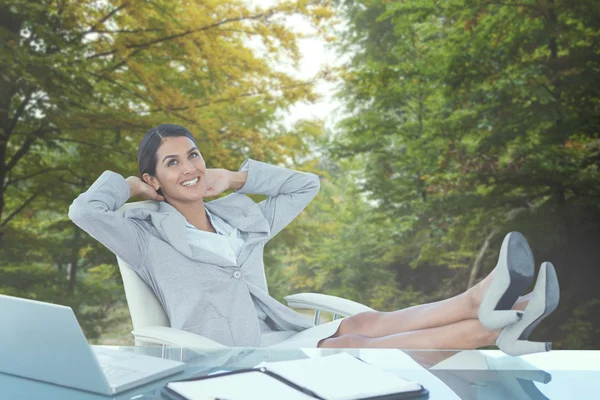 Geschäftsfrau entspannt im Drehstuhl — Stockfoto