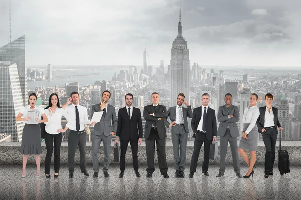 Equipo de negocios contra balcón con vistas a la ciudad —  Fotos de Stock