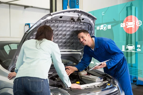 Mecánico que muestra al cliente el problema con el coche — Foto de Stock