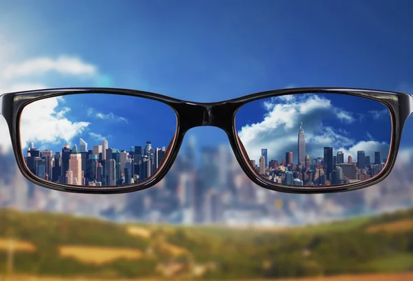 Okulary z miasta na horyzoncie — Zdjęcie stockowe
