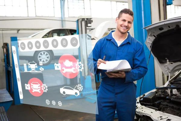 Lachende mechanic camera kijken — Stockfoto