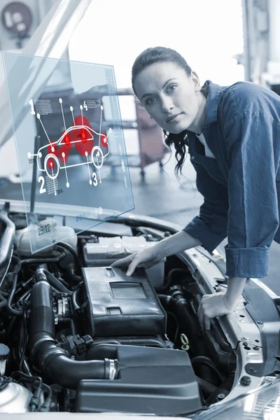 Mechaniker untersucht unter Motorhaube des Autos — Stockfoto