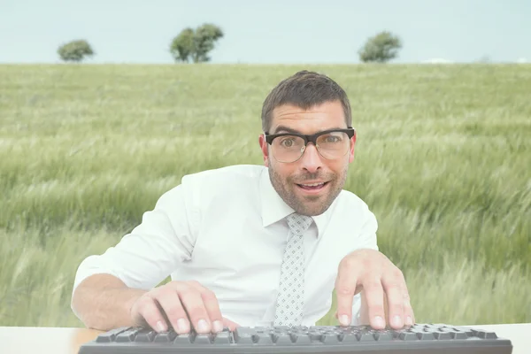 Empresario trabajando en su escritorio — Foto de Stock